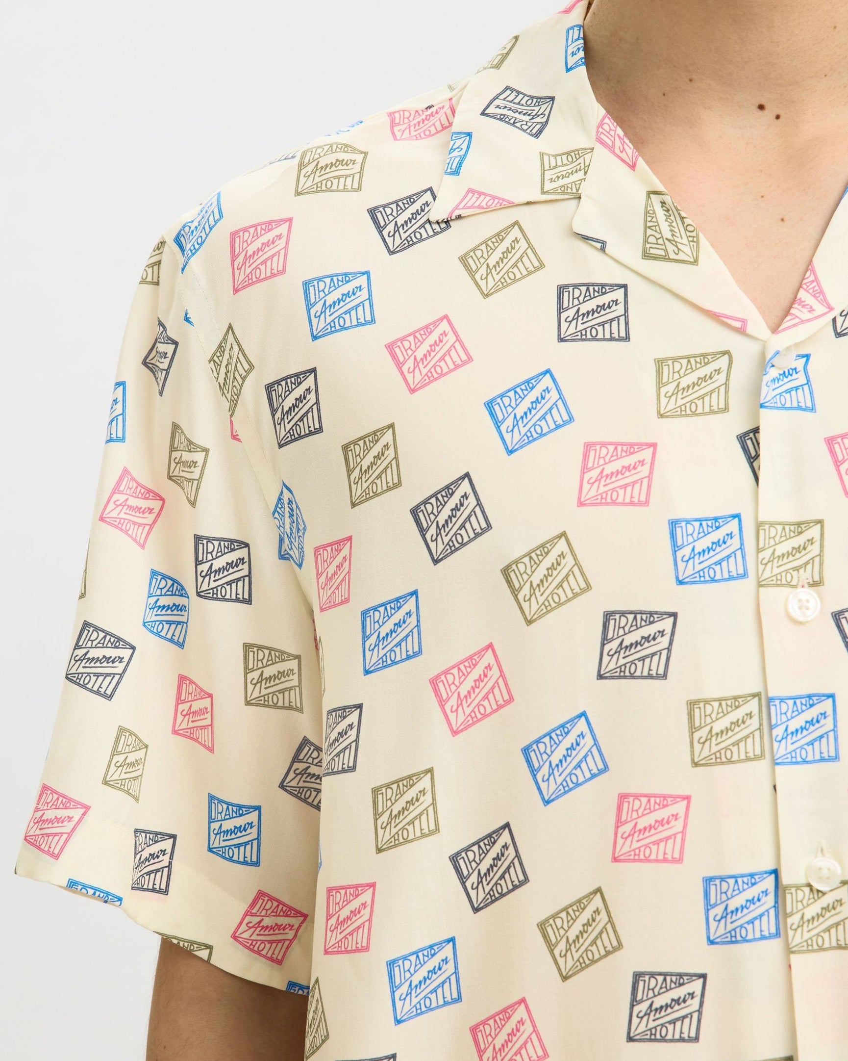 Relax Hotel Amour Stamps Aop Short-sleeve Shirt - Egret Stamps