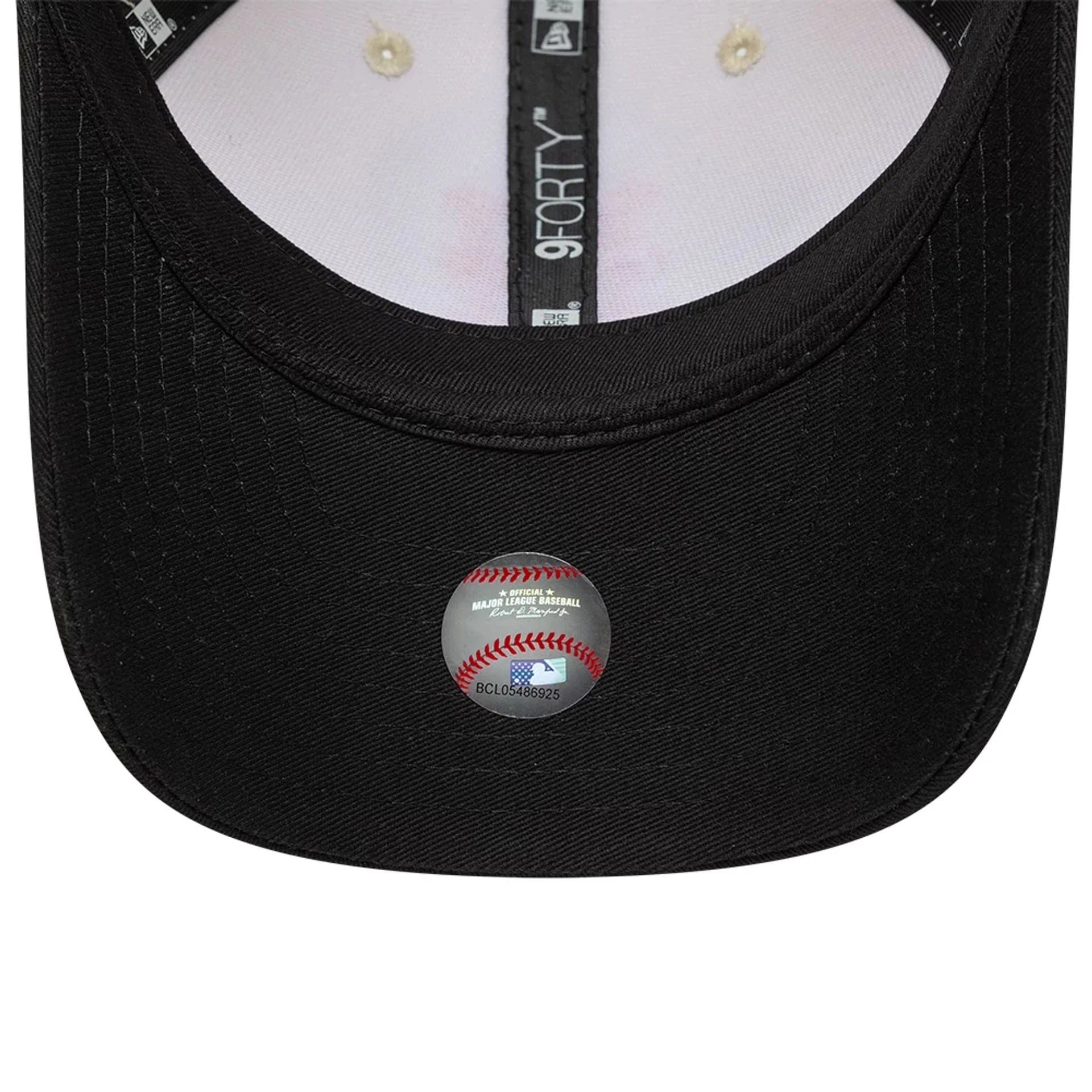 9Forty Side Script - Light Cream/Black
