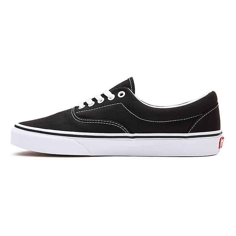 Vans era sko i färgerna svart och vit från insidan